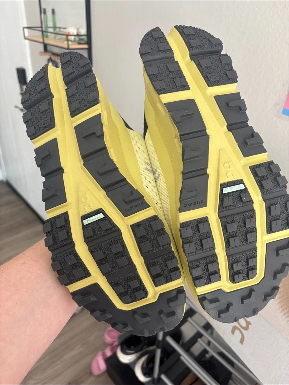 On Running Men’s limelight and Black Trail Running Shoes